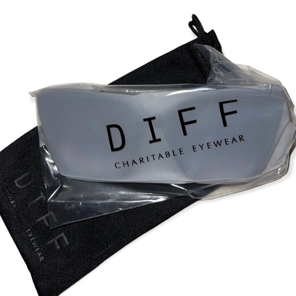 DIFF Heidi Sunglasses Matte Black Frame Grey Gradient Lenses Sharp Cat Eye NIB - Picture 12 of 16